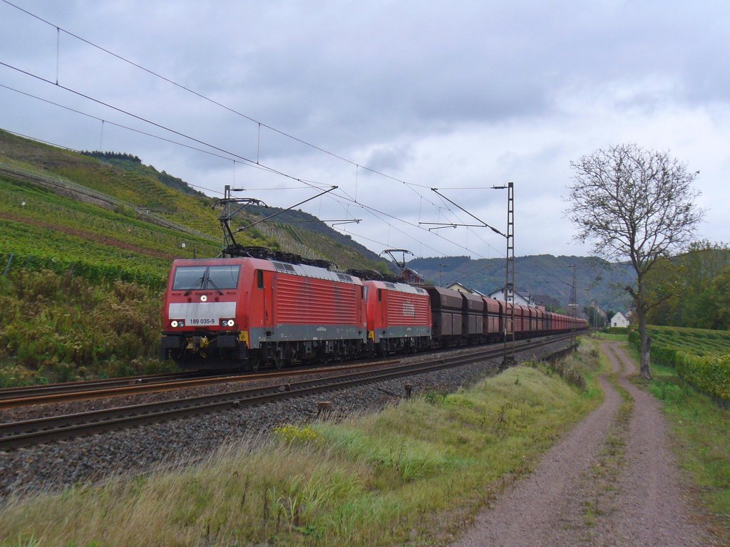 189 035-9 und 189 031-8 ziehen einen Erzzug am 11.10.2011 durch Pommern (Mosel)
