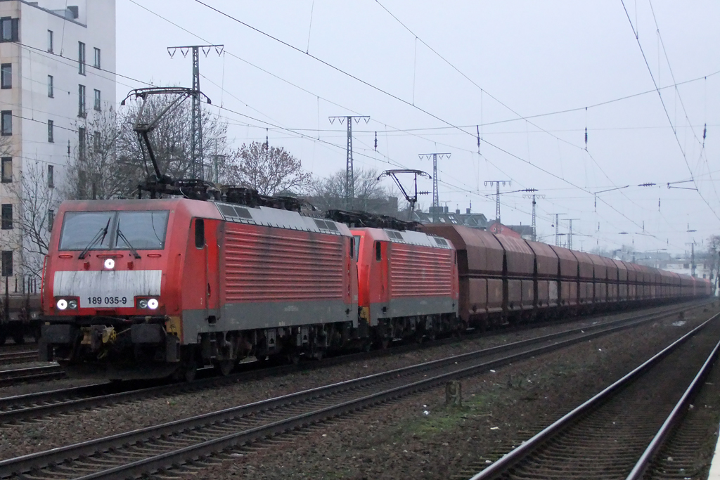 189 035-9 mit 189 042-5 in Kln-West 5.1.2013
