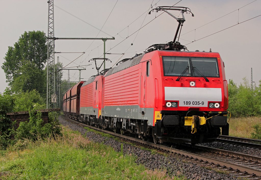 189 035-9 mit Schwestermaschine in DT am Erzzug in Porz Wahn am 05.06.2011