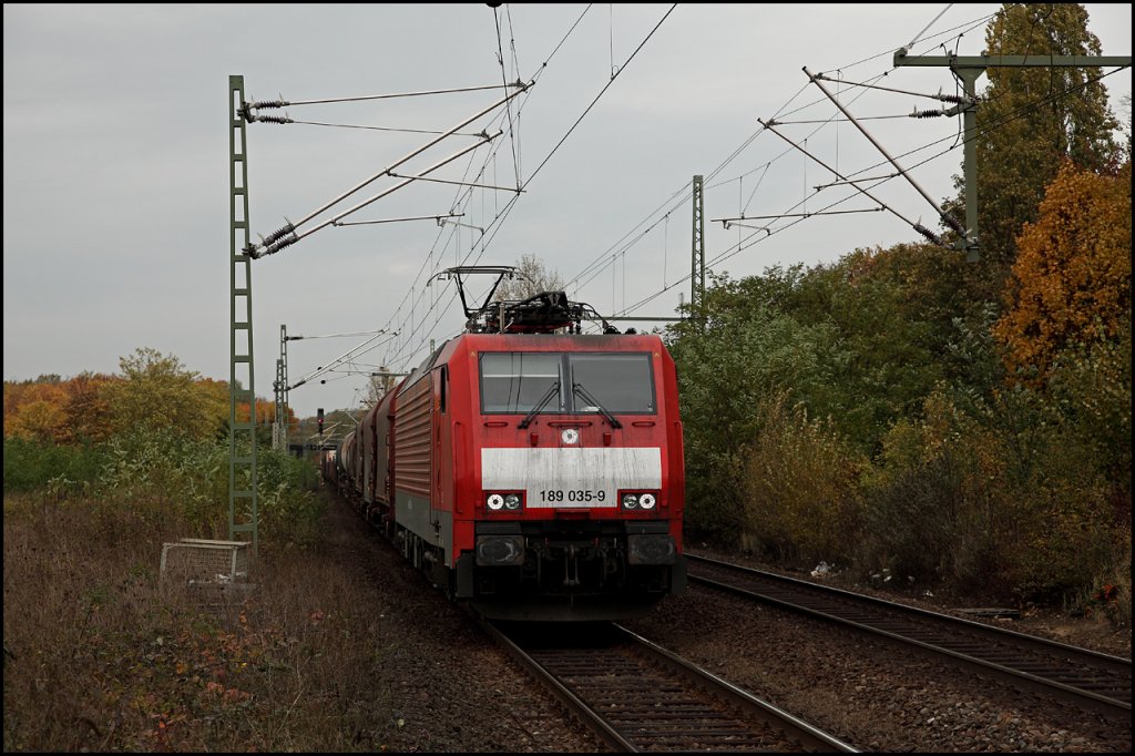 189 035 (9180 6189 035-9 D-DB) ist weitab ihres Einsatzgebietes mit einem gemischten Frachtzug in Richtung Sden unterwges. (24.10.2009)