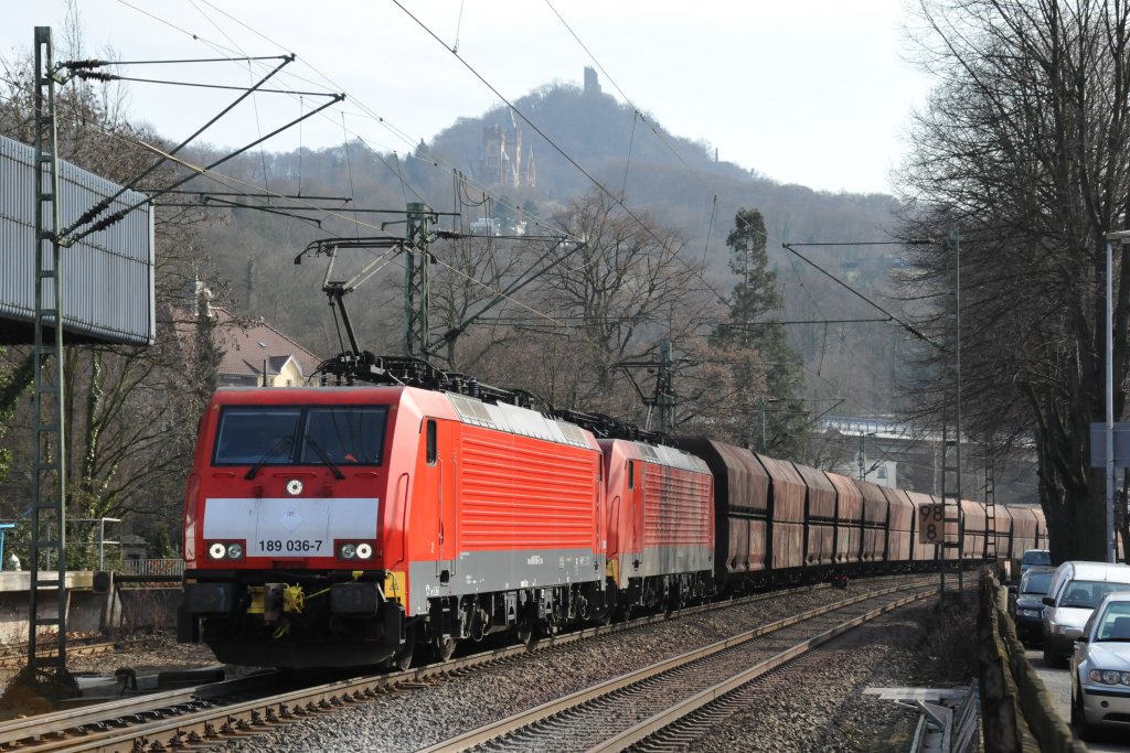 189 036-7 und 189 035-9 ziehen einen langen Gterzug durch Knigswinter auf der rechten Rheinstrecke. Im Hintergrund der Drachenfels und davor im diffusen Licht Schloss Drachenfels. Aufgenommen am 12/03/2011.