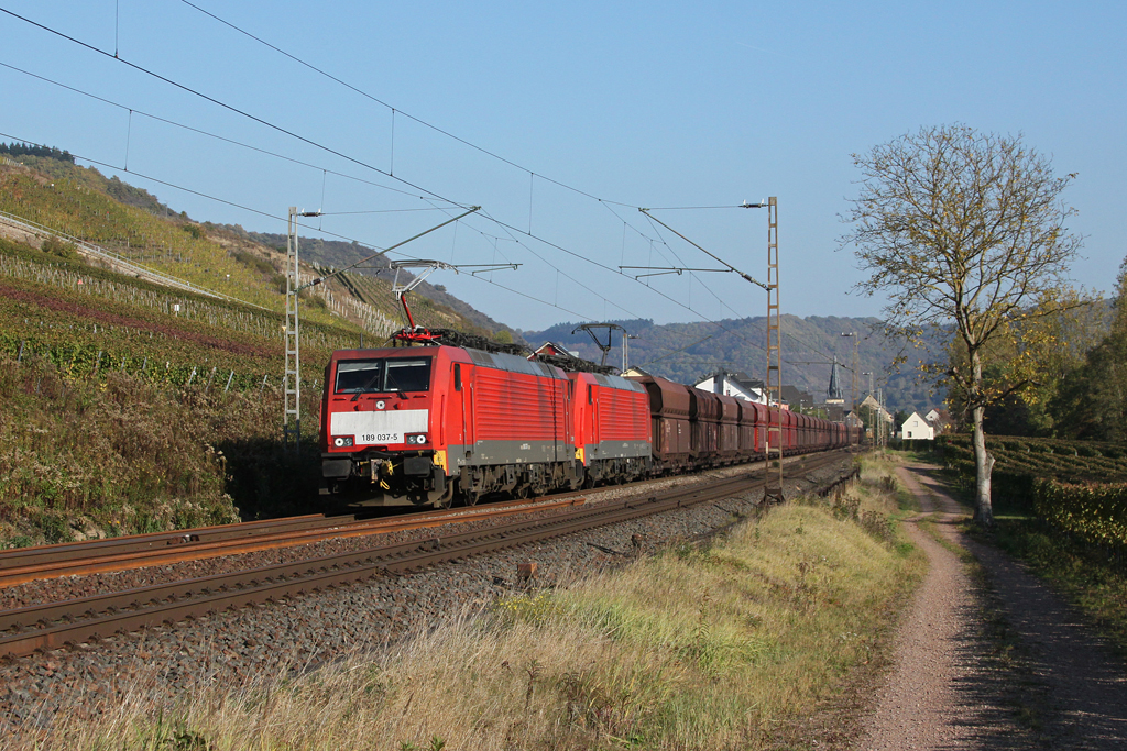 189 037 + 033 mit einem Erzzug auf der Moselstrecke bei Pommern. 22.10.2011.