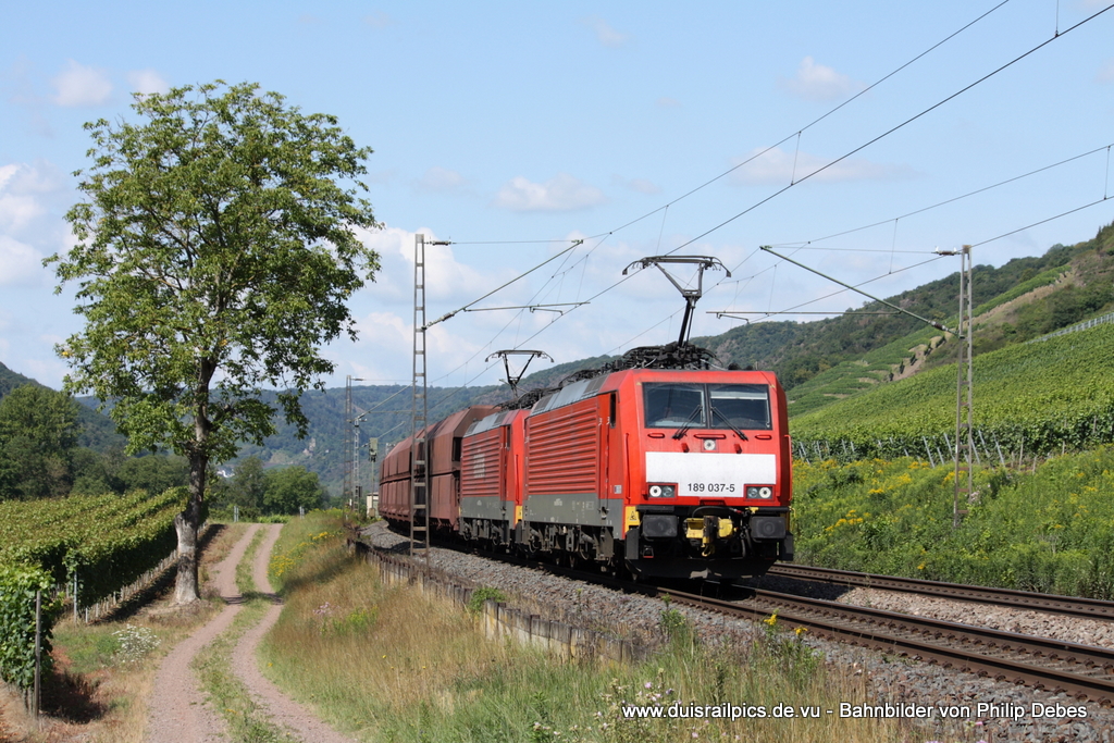 189 037-5 fhrt am 25. Juli 2011 um 11:22 Uhr zusammen mit einer weiteren 189er und einem Gterzug durch Pommern (Mosel)
