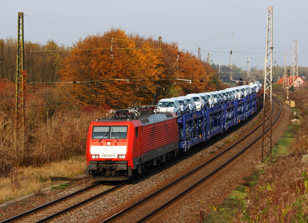 189 037 zieht einen gemischten Gterzug durch die Kurve bei Kriechau. 31.10.09