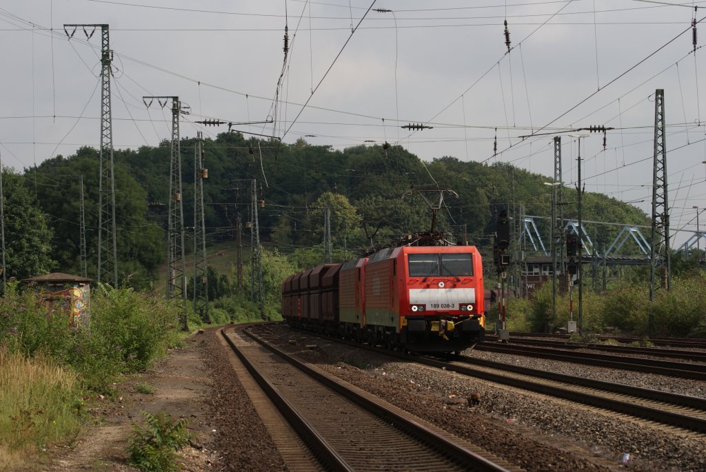 189 038-3 + 189 032-6 mit einem Erzzug in Kln West am 27.07.2010