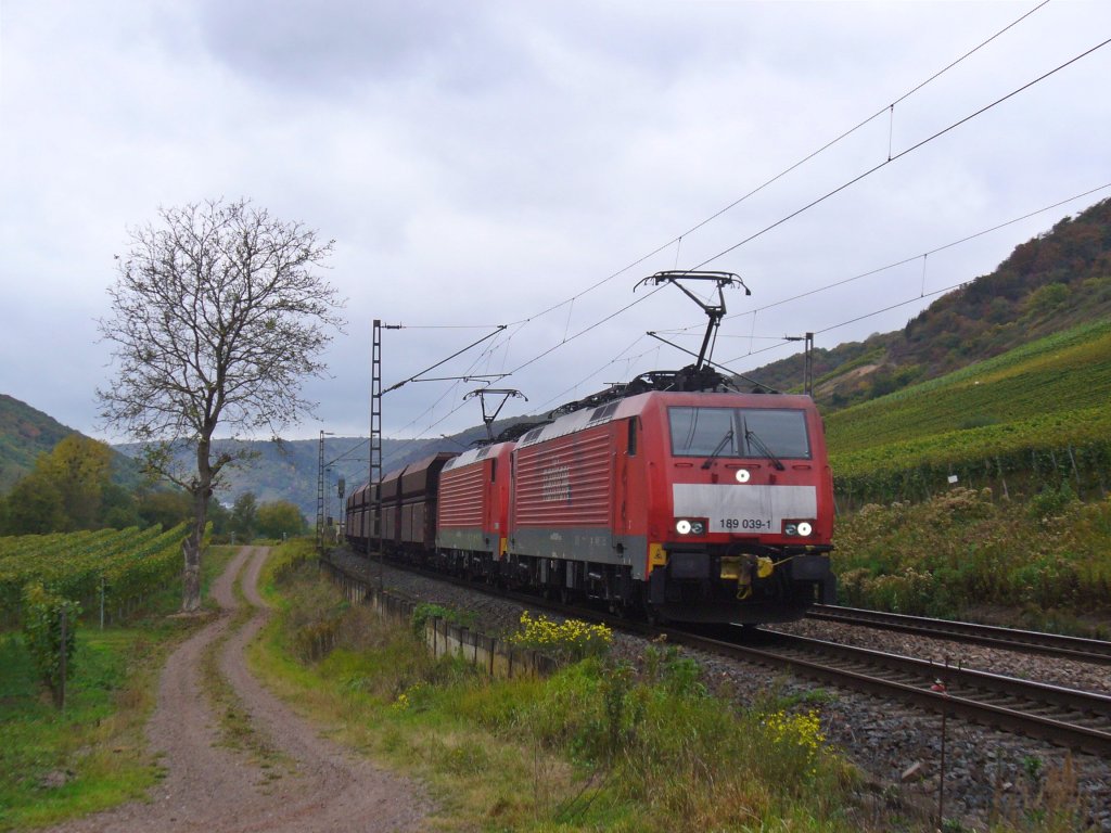 189 039-1 und 189 033-4 ziehen einen leeren Erzzug am 11.10.2011 durch Pommern (Mosel)

