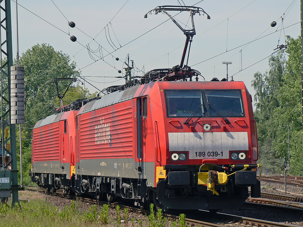 189 039-1 mit 189 030 in Gremberg am 22.05.2010