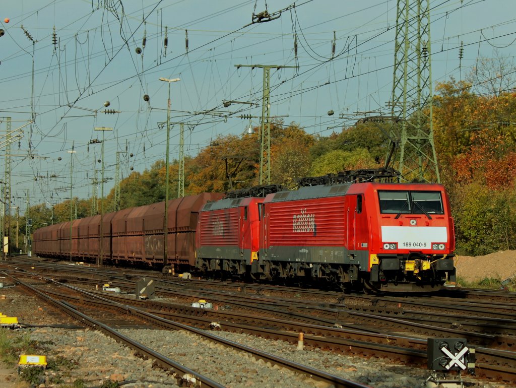 189 040-9 und 185 039-1 am 27.10.2011 mit einem Erzzug Richtung S�den in Gremberg.
