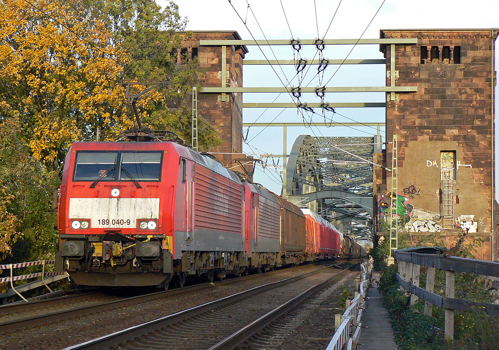 189 040-9 kommt mit gem. Gz von der Klner Sdbrcke am 29.10.2010