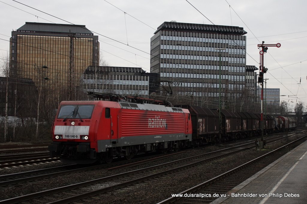189 040-9 (Railion) fhrt am 23. Januar 2010 um 15:05 Uhr mit einem Gterzug durch Dsseldorf Rath