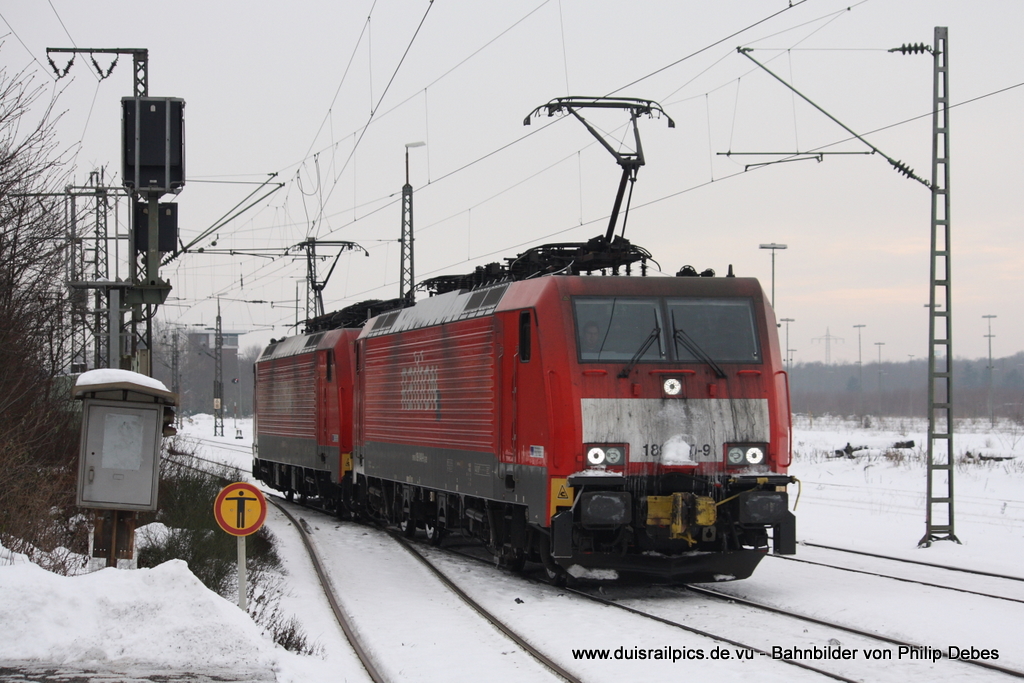189 040-9 (Railion) fhrt am 27. Dezember 2010 um 12:04 Uhr mit einer weiteren 189 durch Duisburg Bissingheim