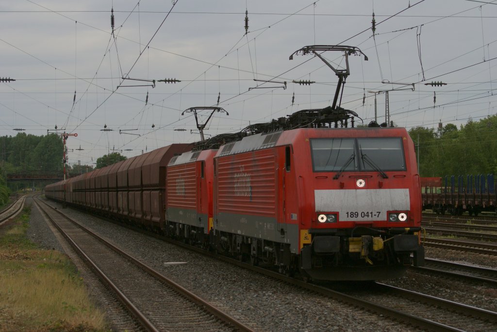 189 041-7 + 189 038-3 mit einem Erzzug in Dsseldorf-Rath am 28.05.2011