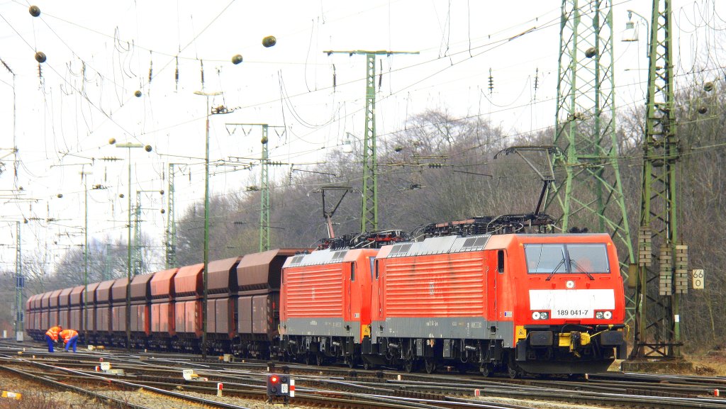 189 041-7 und 189 038-3 beide von der DB kommen aus Richtung Kln-Kalk und fahren durch Kln-Gremberg mit einem langen Erzzug aus Rotterdam(NL) nach Dillingen-an der Saar am Kalten 3.4.2013.