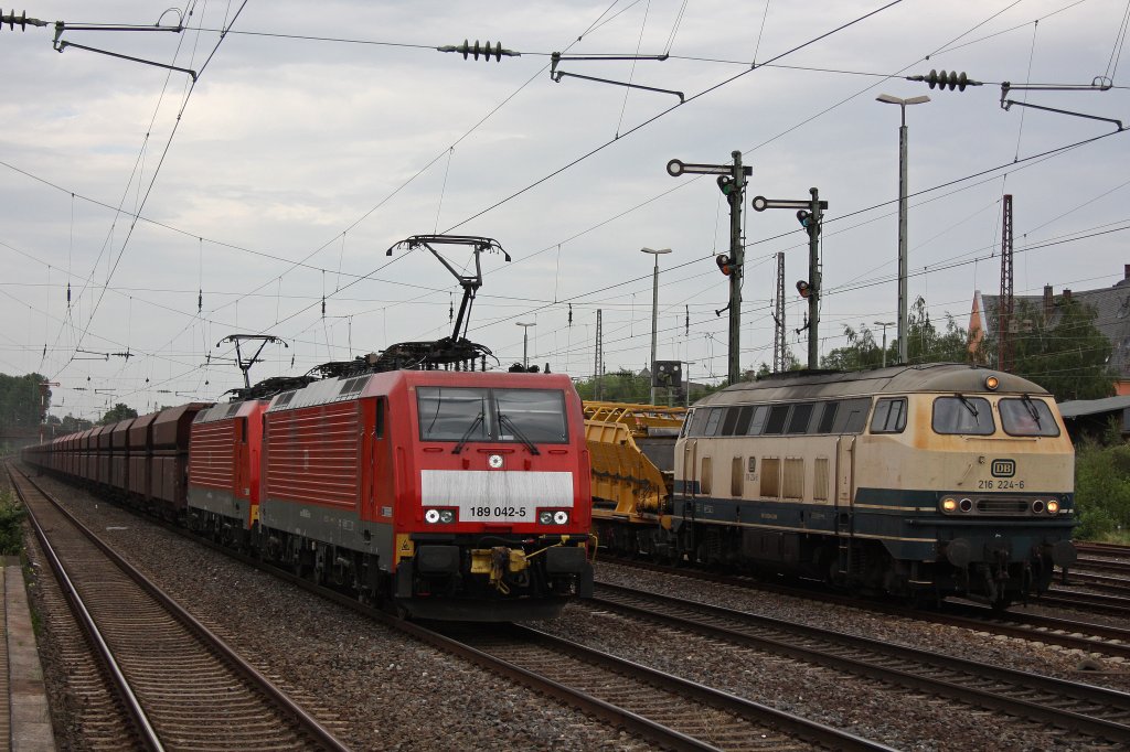189 042 und 189 xxx mit einem Erzzug und 216 224 mit einem Bauzug am 28.6.12 in Dsseldorf-Rath.