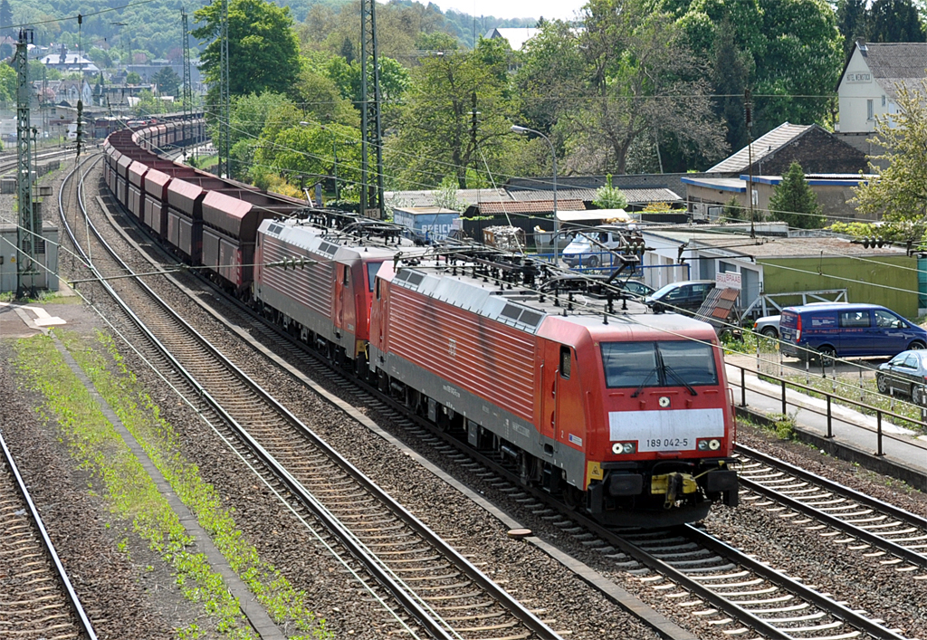 189 042-5 im Doppelpack zieht Gterzug durch den Bf Linz - 06.05.2013