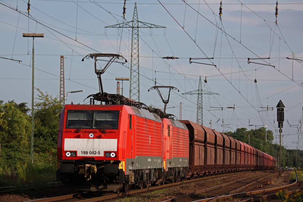189 042+189 037 zogen am 1.8.12 einen Erzzug durch Ratingen-Lintorf.