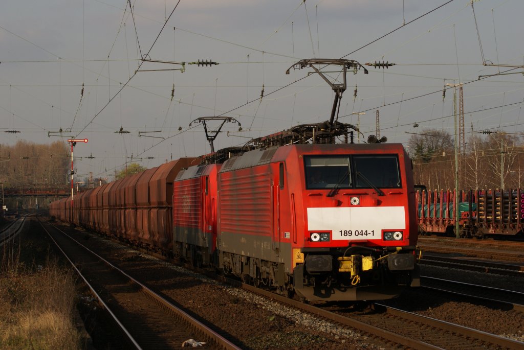 189 044-1 + 189 081-3 mit einem Erzzug bei der Durchfahrt durch Dsseldorf-Rath am 28.03.2011