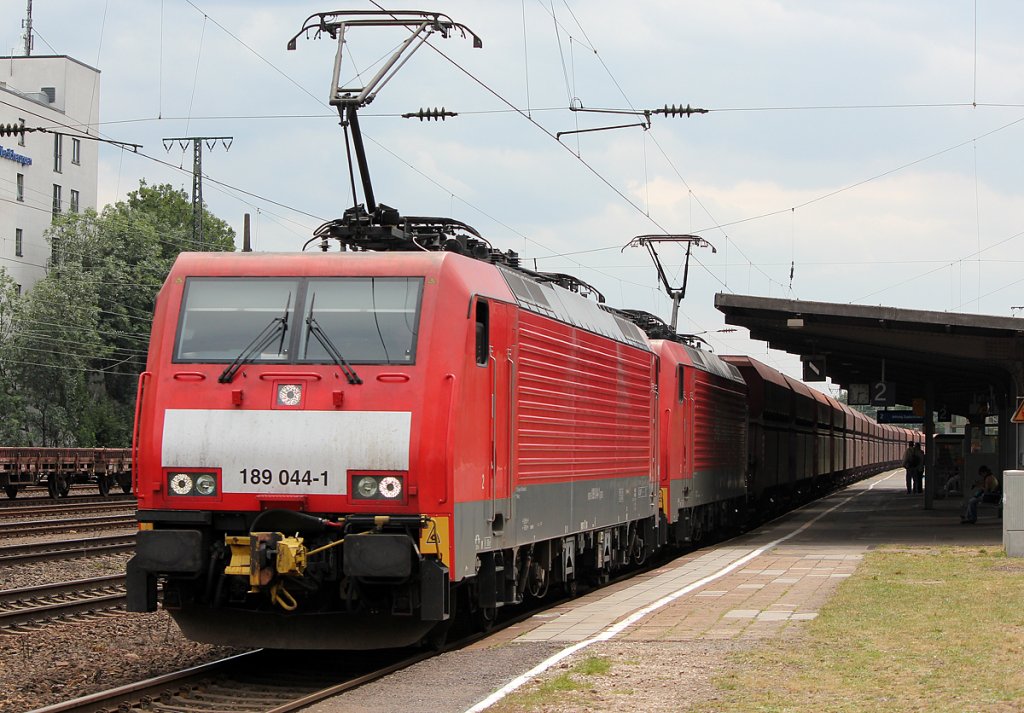 189 044-1 und 189 xxx-x am Erzzug bers Personengleis in Kln West am 16.07.2011