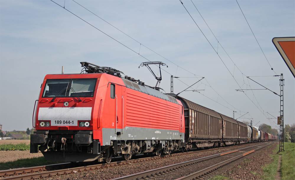 189 044-1 mit einem Gterzug Richtung Venlo bei Breyell Km 14.1, 24.4.10