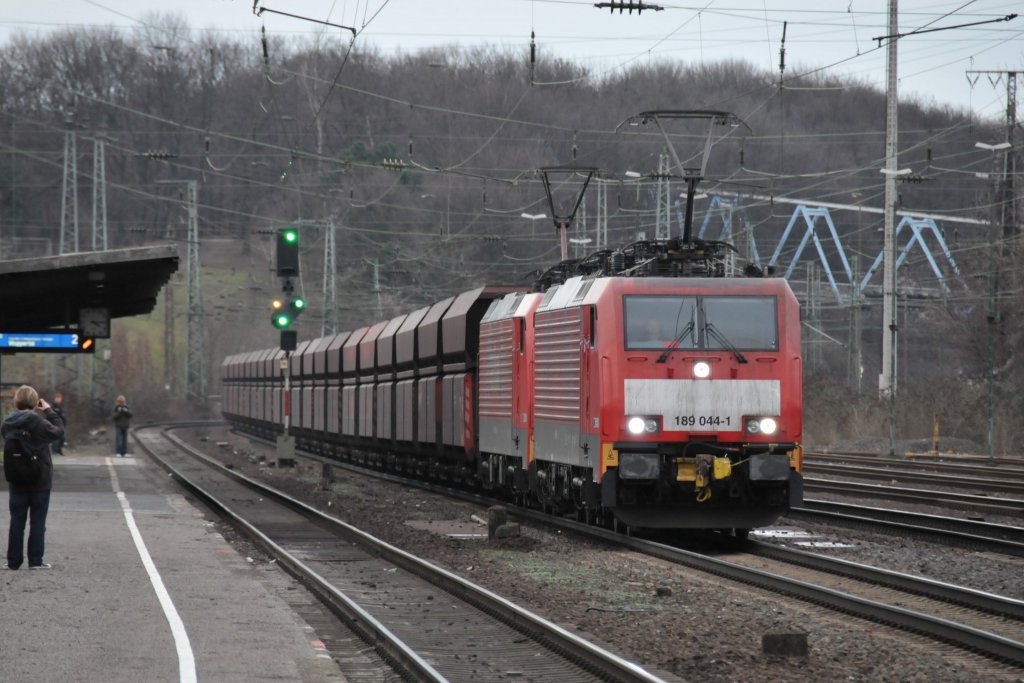 189 044-1 und Schwesterlok rollen mit ihrem langen Gterzug gemchlich durch Kln-West. Aufgenommen am 15/01/2011.