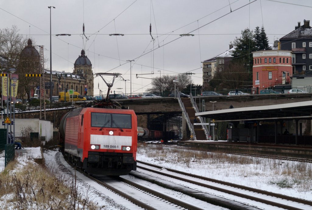 189 044-1 zieht ihren gemischten Gterzug richtung Kln durch Wuppertal Steinbeck. 28.01.2010