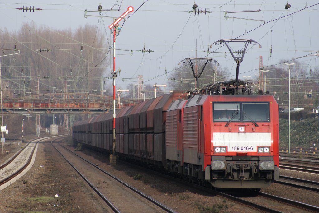 189 046-6 + 189 030-0 mit Kohlezug in D�sseldorf Rath am 23.01.2010