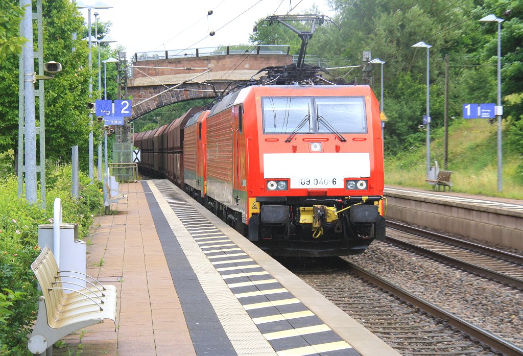 189 046-6 DB mit einer zweiten unbekannten 189er durchfahren den Bahnhof Salmtal mit einem Erzzug aus Rotterdam nach Dillingen(an der Saar) und fahren in Richtung Trier-Ehrang bei Regenwetter am 12.7.2012.

