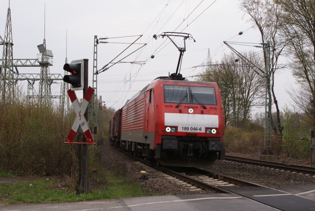 189 046-6 mit einem Gterzug am Km 28,190 in Dsseldorf am 12.04.2010
