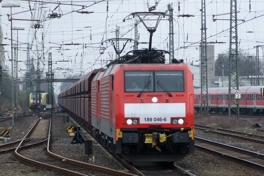 189 046-6 mit einer zweiten 189er bei der Durchfahrt in Emmerich 26.3.2011 