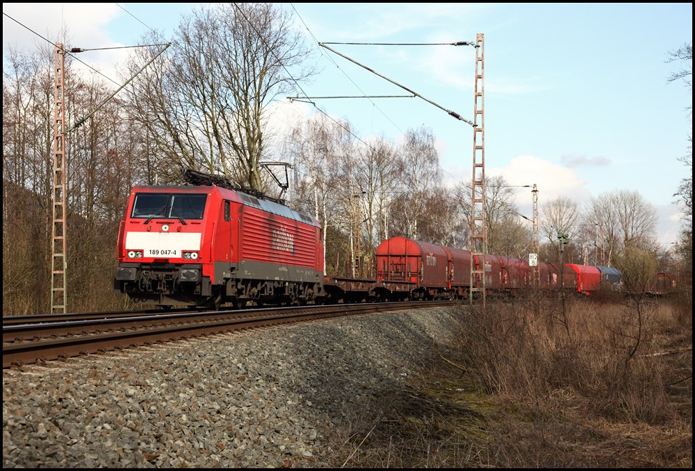 189 047 (9180 6189 047-4 D-DB) hat in Finnentrop einen G�terzug abgeholt und schleppt ihn in Richtung Vorhalle. Ziel ist entweder der RBF Hagen-Vorhalle oder Wanne-Eickel Gbf. (29.03.2010)