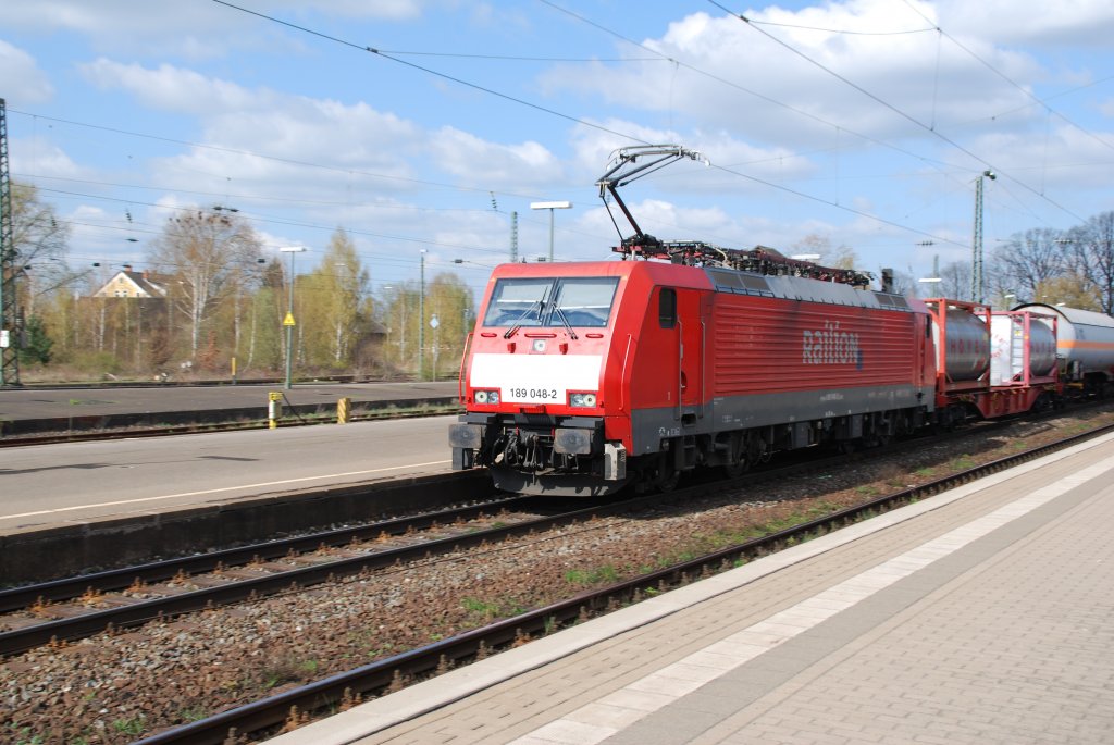 189 048-2 Railion kommt aus stlicher Richtung mit einem  gemischten Kesselwagenzug in den HBf Minden eingefahren. Am Nachmittag des 10.04.2010