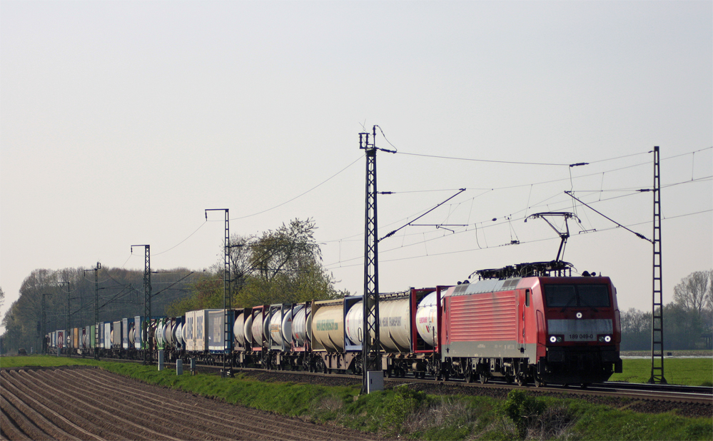 189 049-0 mit einem Gterzug Richtung Viersen bei Breyell Km 14.1, 24.4.10