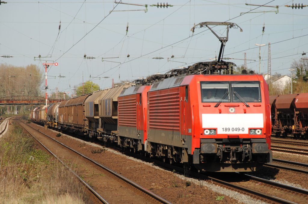 189 049-0 mit einer Schwesterlok und einem gemischtem Gterzug in Dsseldorf Rath am 02.04.2011.