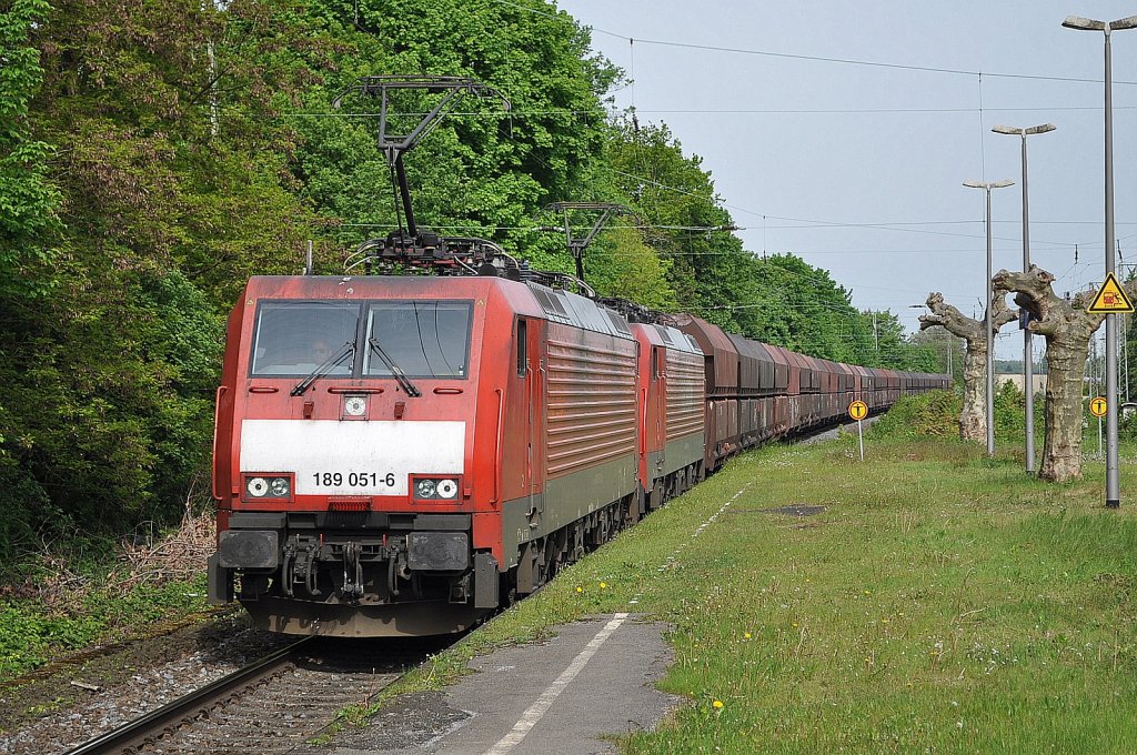189 051 und eine 189 im Schlepp im Bahnhof Dinslaken am 15.05.2010