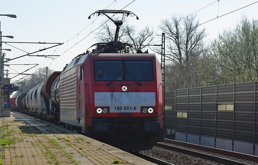 189 051-6 mit gem. Gz in Fahrtrichtung Wunstorf. Die weie Raute vonr auf dem  Holland-Latz  ist glaub ich mal die Stelle gewesen, an der ein Warnaufkleber gesessen hat. Warum auch immer... Aufgenommen am 02.04.2011 in Dedensen-Gmmer.