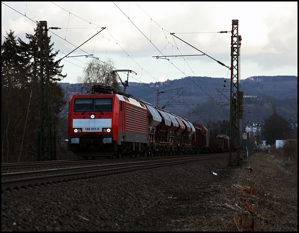 189 051 (9180 6189 051-6 D-DB) bringt den abendlichen G�terzug von Finnentrop in Richtung Hagen. Aufgenommen bei Hohenlimburg am 04.03.2010.