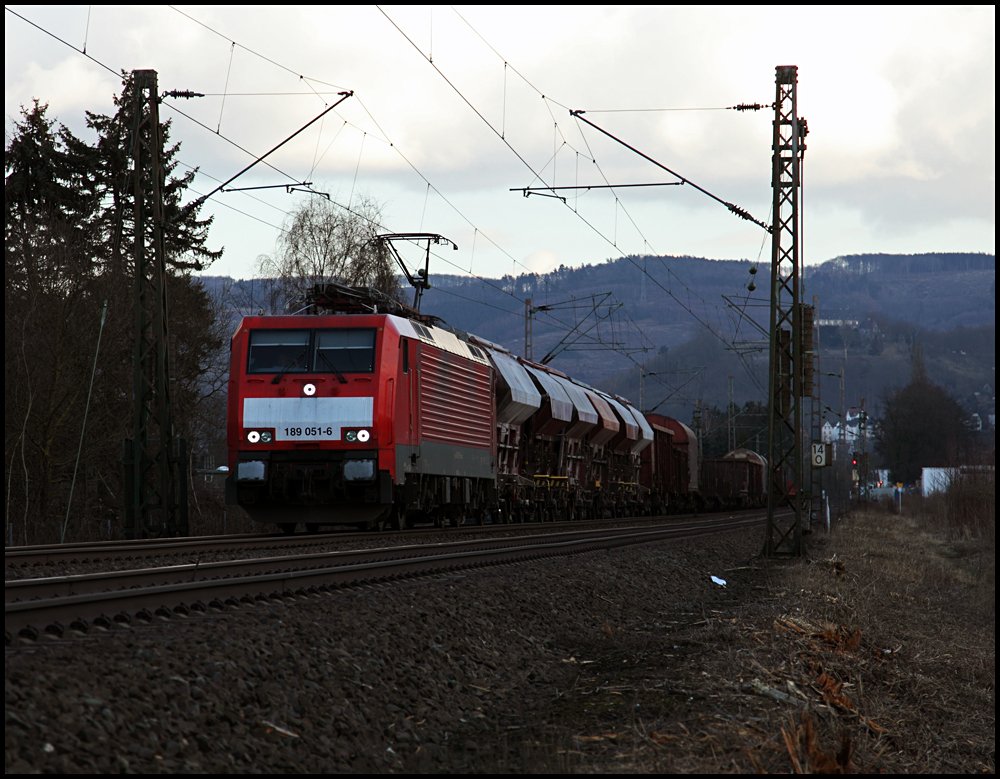 189 051 (9180 6189 051-6 D-DB) bringt den abendlichen Gterzug von Finnentrop in Richtung Hagen. Aufgenommen bei Hohenlimburg am 04.03.2010.