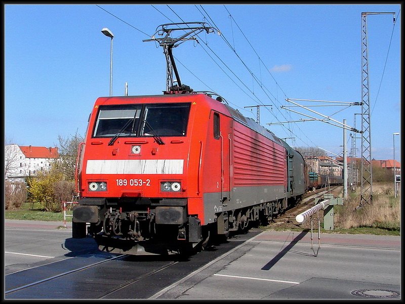 189 053-2 vor -45503- �berquert den B�  Carl Heydemann Ring  in Stralsund.
am 06.04.07 