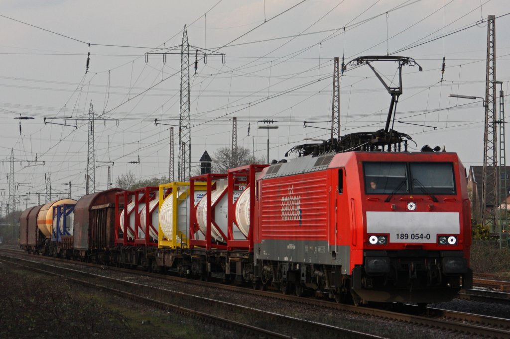 189 054-0 mit einem kurzen Dterzug bei der Durchfahrt durch Ratingen-Lintorf am 25.3.11