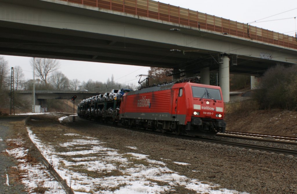 189 055-7 mit einen sehr langen Ford-Autozug kurz hinter Fulda am 23.01.2010