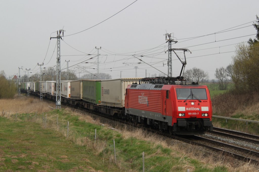 189 055-7 mit KLV-Zug 42149 Rostock Seehafen-Verona bei der Durchfahrt am 12.04.2012 in Sildemow 