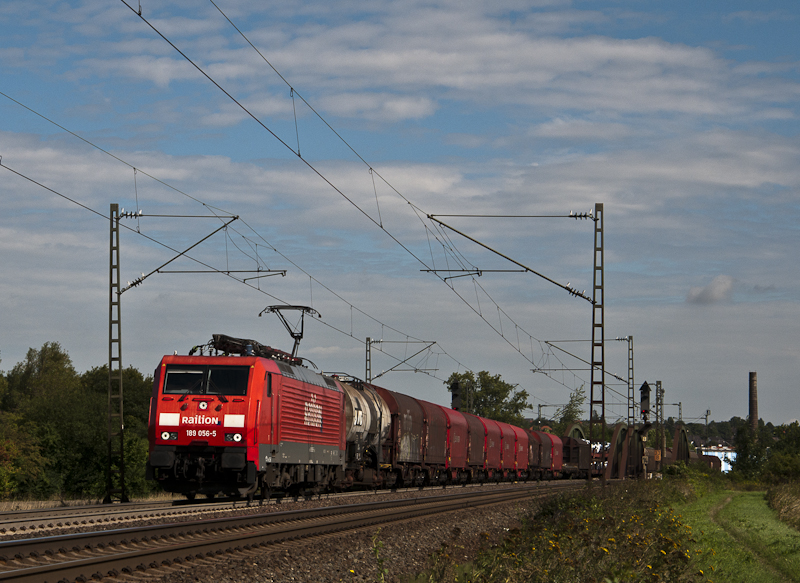 189 056-5 am 19. August 2010 mit G�terzug bei Elze.