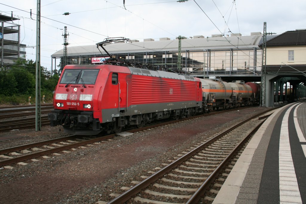 189 056-5 mit einem gemischten Gterzug am Abend des 29.06.13 in Darmstadt Hbf. Der Zug wartete auf die berholung mehrerer Fernverkehrszge.