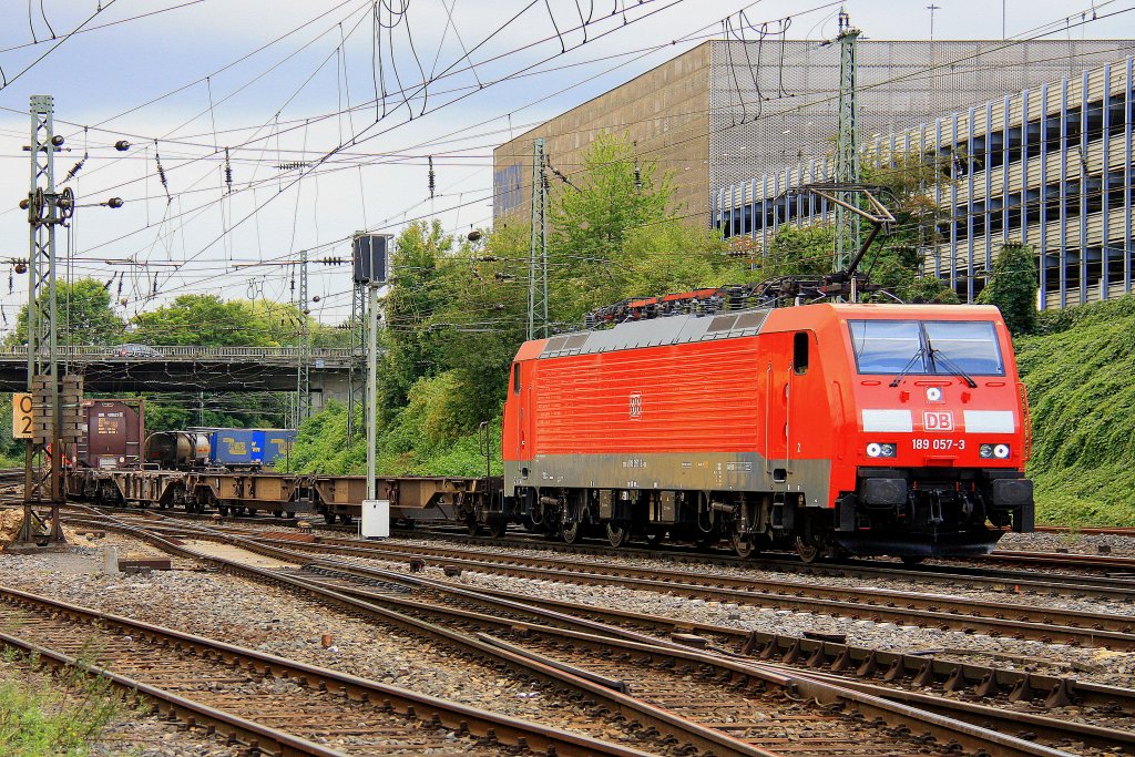 189 057-3 DB kommt aus Richtung Kln mit einem Containerzug aus Italien  nach Belgien und fhrt in Aachen-West ein bei Wolken am 18.9.2012.