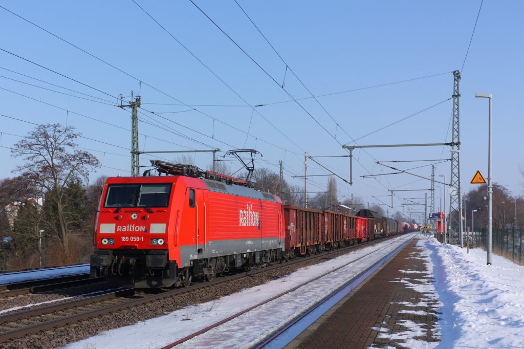 189 058-1 kommt mit einem gemischten G�terzug aus Richtung Magdeburg. Fotografiert am 17.02.2010 in Niederndodeleben. 