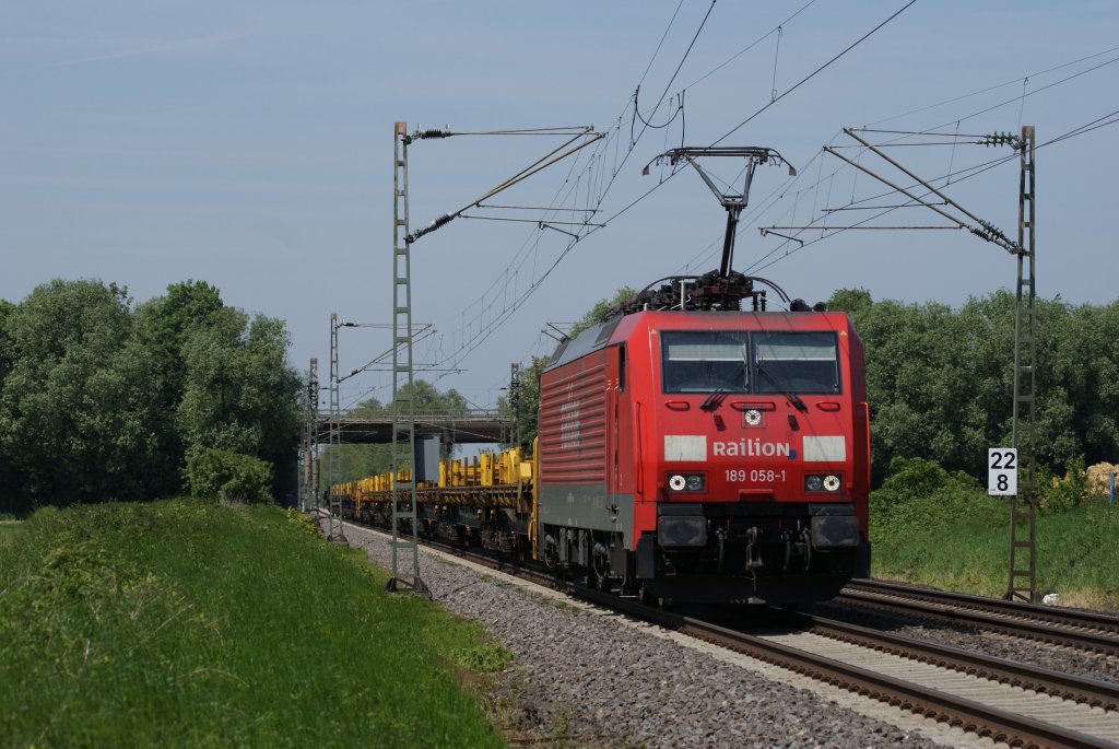 189 058-1 mit einem Gterzug bei der Durchfahrt durch Bornheim am 22.05.10