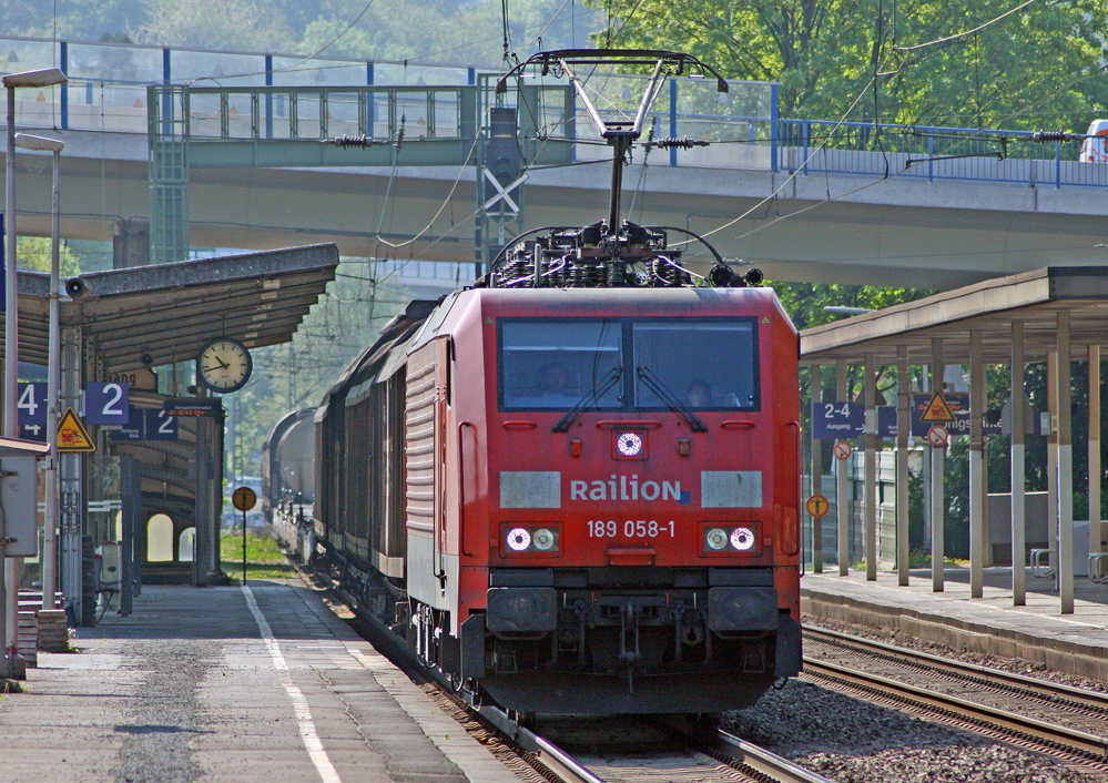 189 058-1 mit einem G�terzug Richtung Troisdorf bei der Durchfahrt in K�nigswinter, 21.4.11