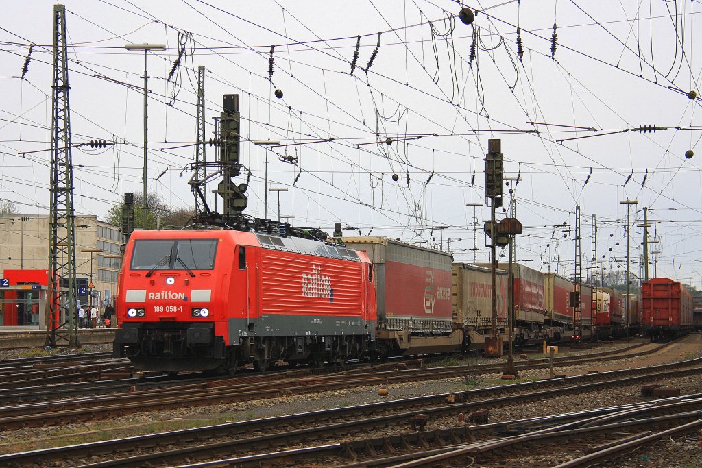 189 058-1 von Railion fhrt mit einem LKW-Zug aus Belgien nach Italien ber Kln bei der Ausfahrt von Aachen-West und fhrt in Richtung Kln bei Wolken am 23.4.2012.