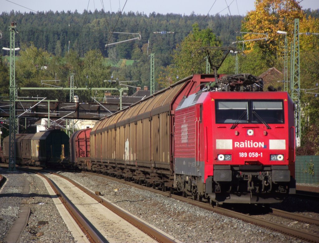 189 058-1 zieht am 14. Oktober 2011 einen gemischten G�terzug durch Kronach.
