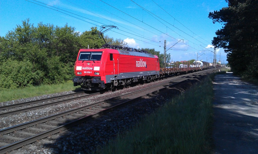 189 058 ist am 17.05.2012 mit einem gemischten G�terzug bei Hirschaid unterwegs.